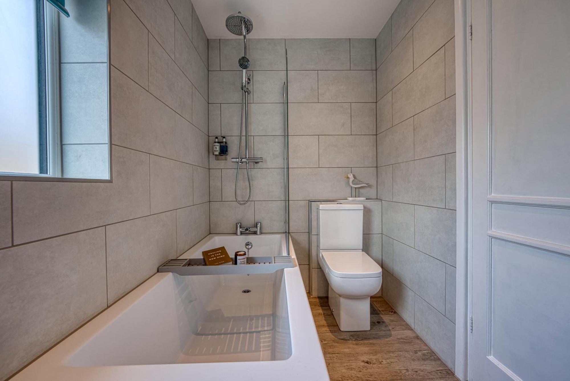 2 Bedrooms Modern, Stunning & Stylish Contractor House, Prime Portsmouth Location With Free Parking Permit, Summer Special Offer!! - By Blue Puffin Stays Exterior foto