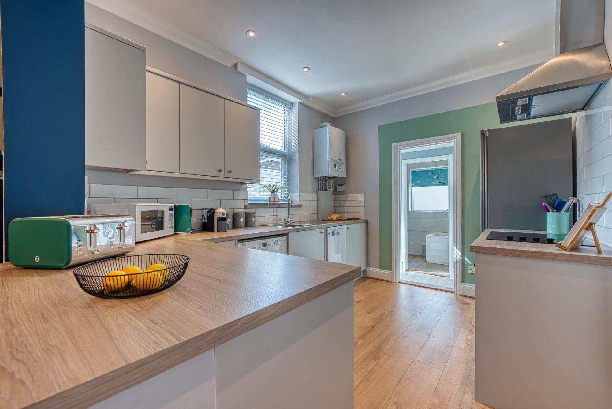 2 Bedrooms Modern, Stunning & Stylish Contractor House, Prime Portsmouth Location With Free Parking Permit, Summer Special Offer!! - By Blue Puffin Stays Exterior foto
